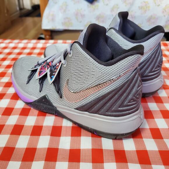 Nike Kyrie 5 Graffiti Atmosphere Grey womens Size 6Y 
(38.5 EUR) AQ2456 001 main image 9